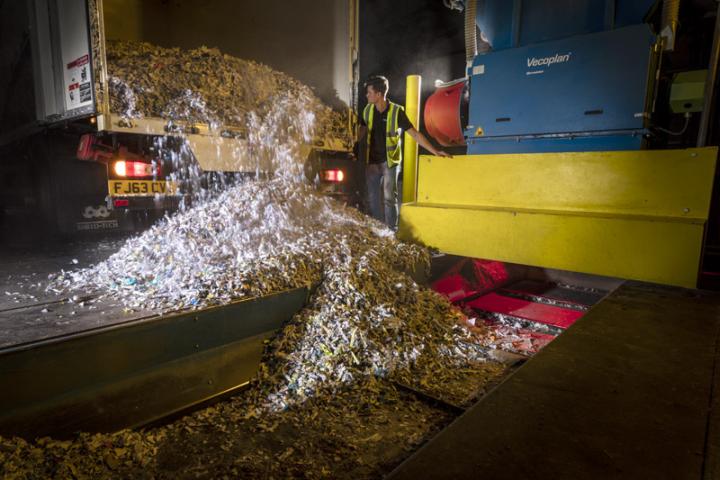 Unloading shredded paper